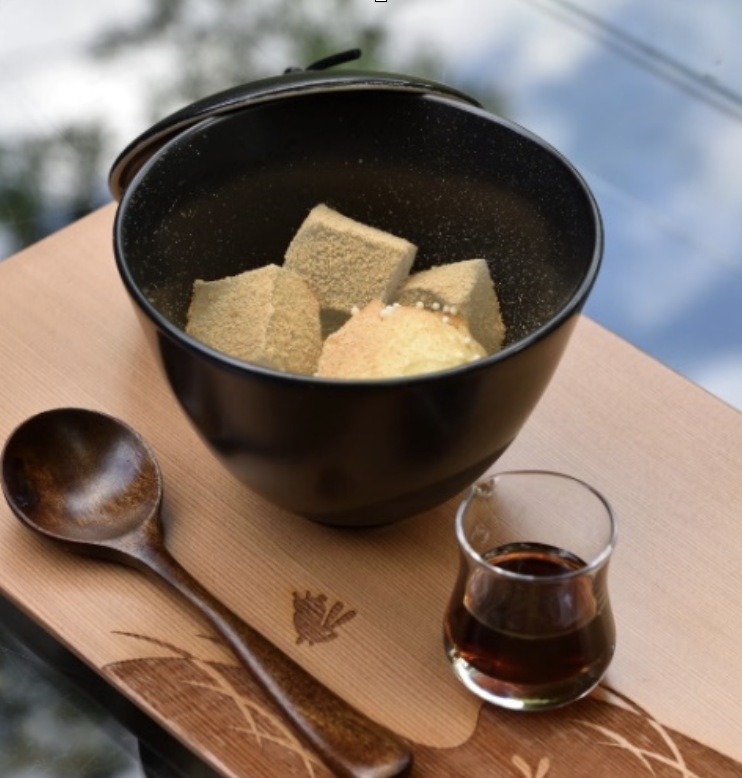 わらび餅　黒みつ添え